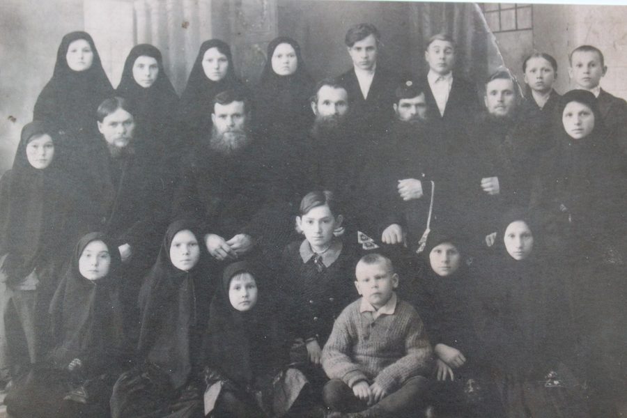 Nastawnik Piotr Gołubow z uczniami religii (przed 1939)